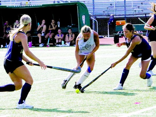 GIRLS’ VARSITY FIELD HOCKEY TEAM HOSTS SCRIMAMGE