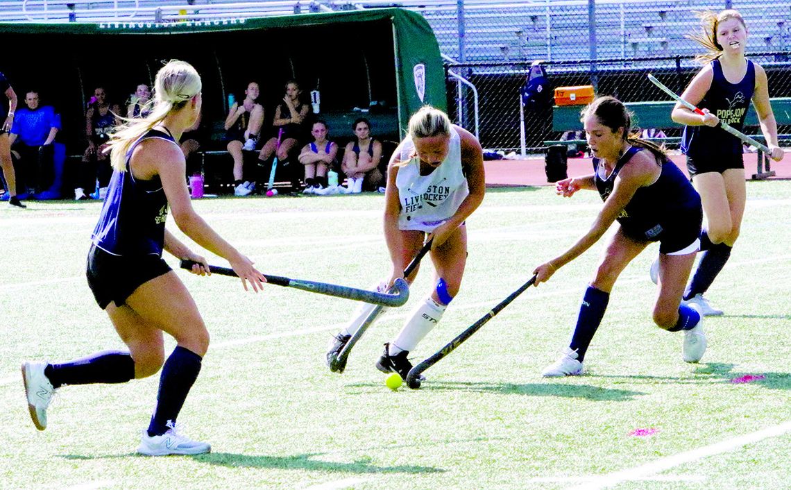 GIRLS’ VARSITY FIELD HOCKEY TEAM HOSTS SCRIMAMGE